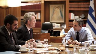 Ο πρωθυπουργός Κυριάκος Μητσοτάκης συνομιλεί  με τον πρέσβη των ΗΠΑ Τζέφρι Πάιατ