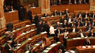Elfogadták az ellenzék által szájzár törvénynek nevezett módosításokat a parlamentben