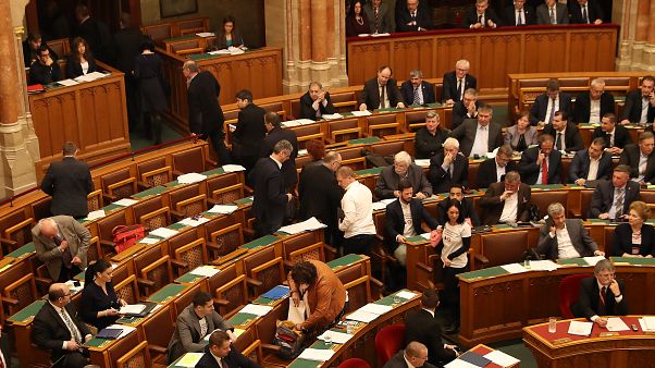 Elfogadták az ellenzék által szájzár törvénynek nevezett módosításokat a parlamentben Elfogadták az ellenzék által szájzár törvénynek nevezett módosításokat a parlamentben
