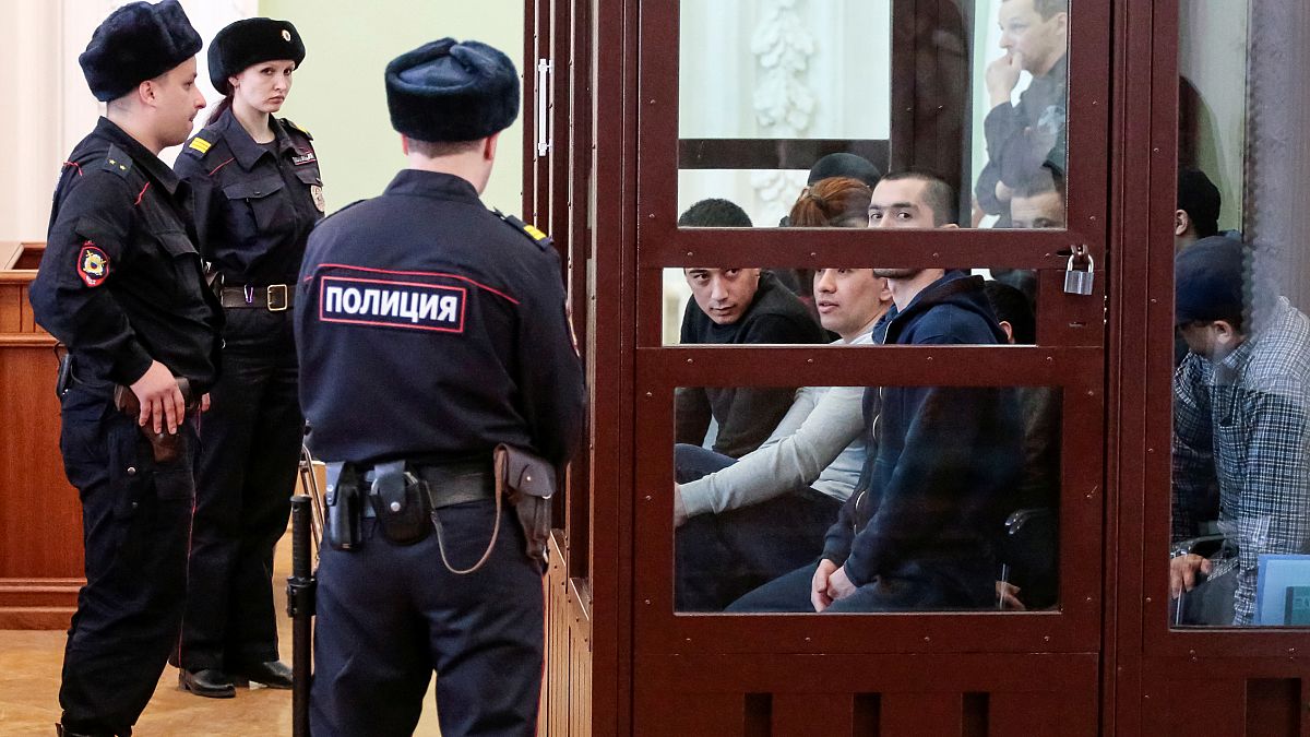 الأشخاص المتهمين بالتورط في تفجير المترو عام 2017 يحضرون جلسة محكمة في سان بطرسبرغ