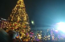 Αθήνα: Φωταγωγήθηκε το χριστουγεννιάτικο δέντρο στο Σύνταγμα