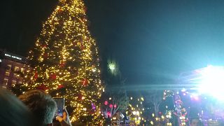 Αθήνα: Φωταγωγήθηκε το χριστουγεννιάτικο δέντρο στο Σύνταγμα