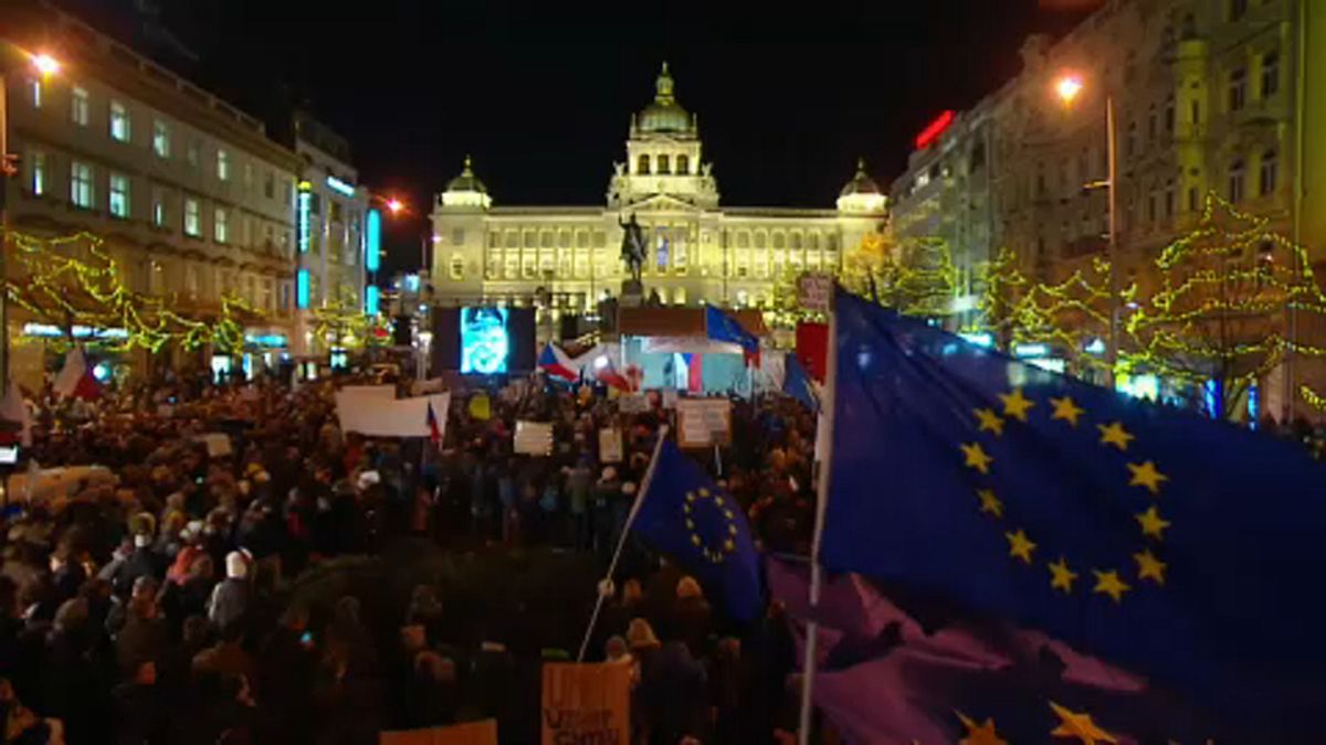 Ismét tízezrek tüntettek Andrej Babiš távozását követelve Prágában