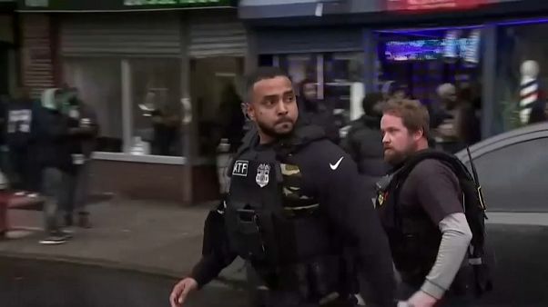 "Harter Tag für Jersey City": 6 Tote in stundenlanger Schießerei "Harter Tag für Jersey City": 6 Tote in stundenlanger Schießerei
