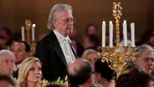 Peter Handke recoge el Nobel de Literatura entre críticas y protestas Peter Handke recoge el Nobel de Literatura entre críticas y protestas