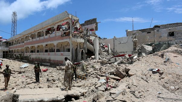 5 قتلى في هجوم استهدف فندق سيل في مقديشو والقضاء على منفذي الاعتداء 5 قتلى في هجوم استهدف فندق سيل في مقديشو والقضاء على منفذي الاعتداء