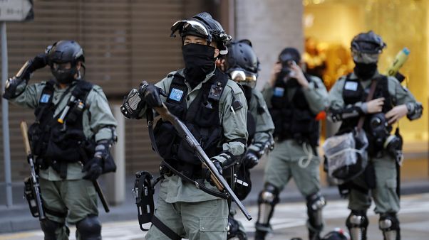 Hong Kong'da polis, demokrasi yanlısı göstericilere müdahale etmeden önce hazırlık yaptı Hong Kong'da polis, demokrasi yanlısı göstericilere müdahale etmeden önce hazırlık yaptı