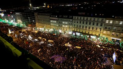 شاهد: تظاهرة حاشدة في براغ تطالب باستقالة رئيس الوزراء المتورط في عمليات فساد