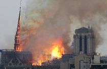 La flèche de la cathédrale Notre-Dame en feu à Paris le 15 avril 2019