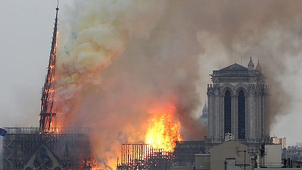 La flèche de la cathédrale Notre-Dame en feu à Paris le 15 avril 2019 La flèche de la cathédrale Notre-Dame en feu à Paris le 15 avril 2019