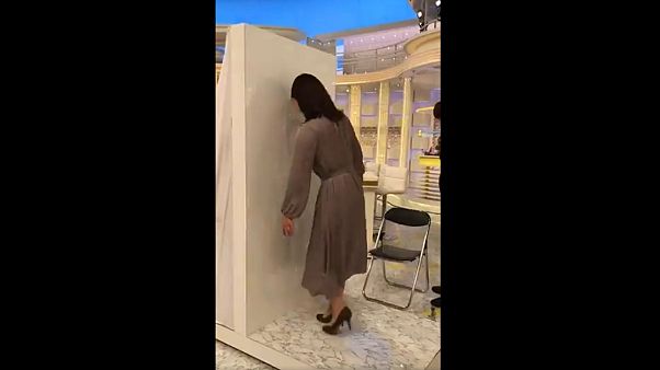 النساء يتفوقن على الرجال في "تحدي الكرسي" الذي يجتاح الإنترنت النساء يتفوقن على الرجال في "تحدي الكرسي" الذي يجتاح الإنترنت