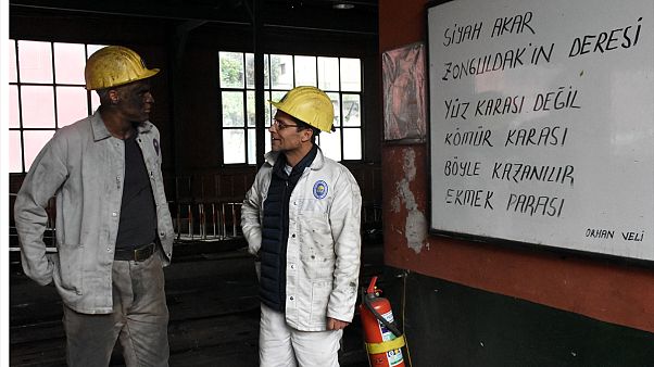 Türkiye'de kayıtlı işçilerin en az yüzde 40'ı asgari ücretle çalışıyor. Türkiye'de kayıtlı işçilerin en az yüzde 40'ı asgari ücretle çalışıyor.