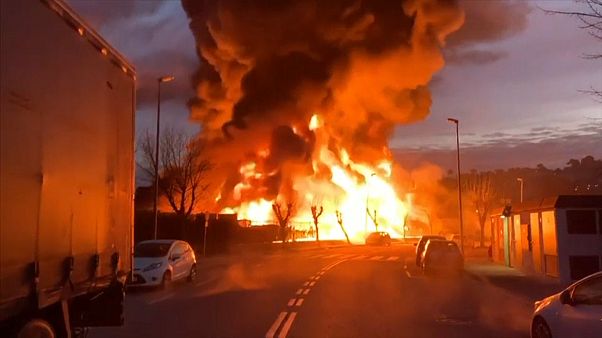 Alerta química tras un violento incendio en una planta de residuos cerca de Barcelona Alerta química tras un violento incendio en una planta de residuos cerca de Barcelona