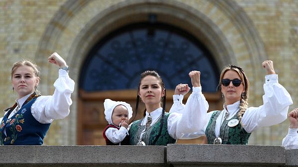 Sağlık yardımı kesintilerine karşı parlamento önünde "Bunad" isimli geleneksel kıyafetler giyen göstericiler Oslo, Norveç. 14 Mayıs, 2019. Vidar Ruud via Reuters Sağlık yardımı kesintilerine karşı parlamento önünde "Bunad" isimli geleneksel kıyafetler giyen göstericiler Oslo, Norveç. 14 Mayıs, 2019. Vidar Ruud via Reuters