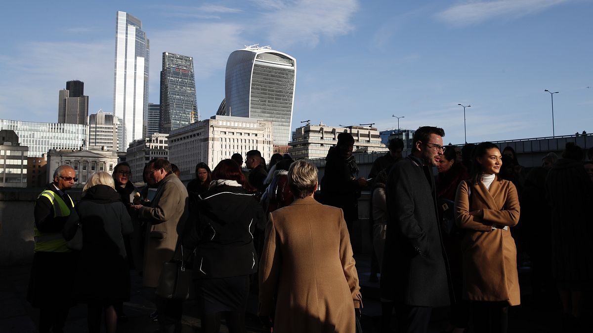 تجمع أشخاص بالقرب من جسر لندن، عشية الانتخابات التشريعية. 2019/12/11