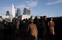 تجمع أشخاص بالقرب من جسر لندن، عشية الانتخابات التشريعية. 2019/12/11