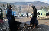 مهاجرون في مخيم فوتشياك المقام في منطقة كانت مكبا للنفايات قرب بلدة بيهاتش شمال غرب البوسنة