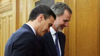El rey Felipe VI saluda al primer ministro Sánchez antes de su reunión en Madrid