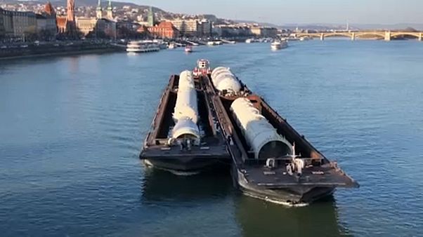 Hatalmas tartályok haladnak a Dunán Hatalmas tartályok haladnak a Dunán