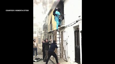 شاهد: مهاجر سنغالي ينقذ رجلا مقعدا في إسبانيا كان منزله يحترق