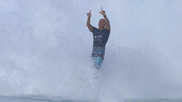 Surf : sous le soleil d'Hawaï, Kelly Slater rayonne Surf : sous le soleil d'Hawaï, Kelly Slater rayonne