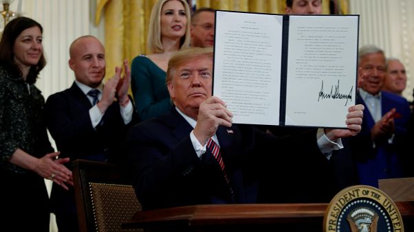 ABD Başkanı Donald Trump, Yahudiliği etnik azınlık olarak kabul eden kararnameyi imzaladı ABD Başkanı Donald Trump, Yahudiliği etnik azınlık olarak kabul eden kararnameyi imzaladı