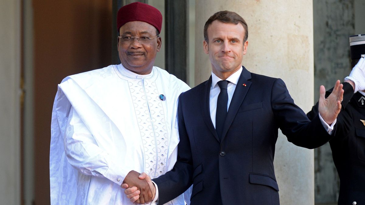 الرئيس الفرنسي إيمانويل ماكروت رفقة رئيس النيجر محمدو إيسوفو