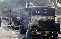 خودروهای آتش گرفته در جریان ناآرامی‌ها در شهر گواهاتی، مرکز ایالت آسام هند