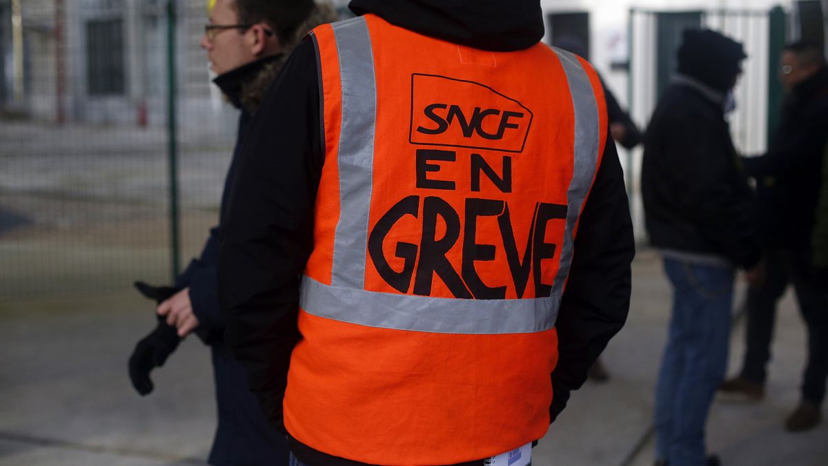 Macron'un emeklilik reformuna tepki olarak başlayan grevler ulaşımda aksamalara yol açıyor