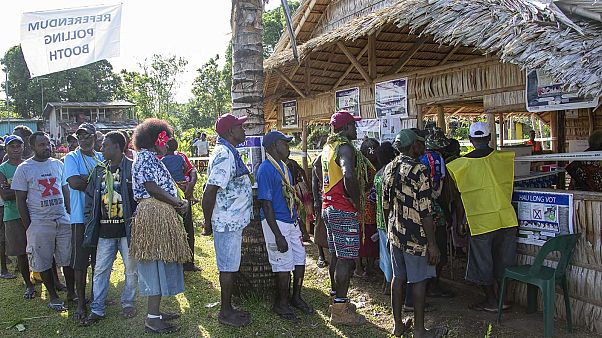 Des habitants de l'ile de Buka font la queue, à l'occasion du référendum sur l'indépendance de Bougainville, le 25 novembre 2019 Des habitants de l'ile de Buka font la queue, à l'occasion du référendum sur l'indépendance de Bougainville, le 25 novembre 2019