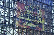 Активисты Greenpeace на фасаде Еврокомиссии