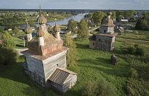 Russia, la storia dei "restauratori neri" che salvano le chiese in legno dall'abbandono