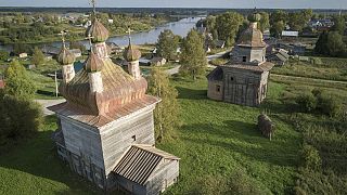 Russia, la storia dei "restauratori neri" che salvano le chiese in legno dall'abbandono