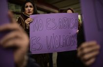 Pamplona'da düzenlenen eylemlere bir kadın "bu cinsel taciz değil tecavüz" pankartı tutuyor