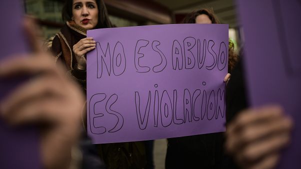 Pamplona'da düzenlenen eylemlere bir kadın "bu cinsel taciz değil tecavüz" pankartı tutuyor Pamplona'da düzenlenen eylemlere bir kadın "bu cinsel taciz değil tecavüz" pankartı tutuyor