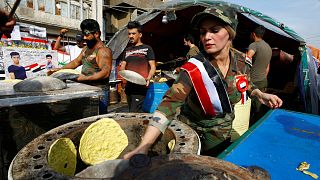 متظاهرون يخبزون أثناء التظاهر في بغداد- أرشيف رويترز