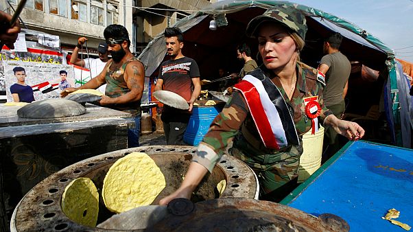 متظاهرون يخبزون أثناء التظاهر في بغداد- أرشيف رويترز متظاهرون يخبزون أثناء التظاهر في بغداد- أرشيف رويترز