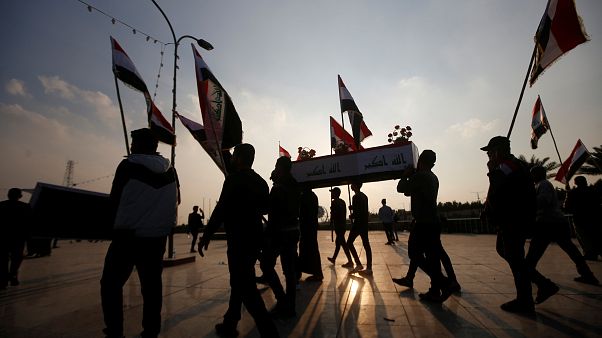 العراق: متظاهرون يقتلون شابا ويعلقونه على عمود وسط بغداد العراق: متظاهرون يقتلون شابا ويعلقونه على عمود وسط بغداد