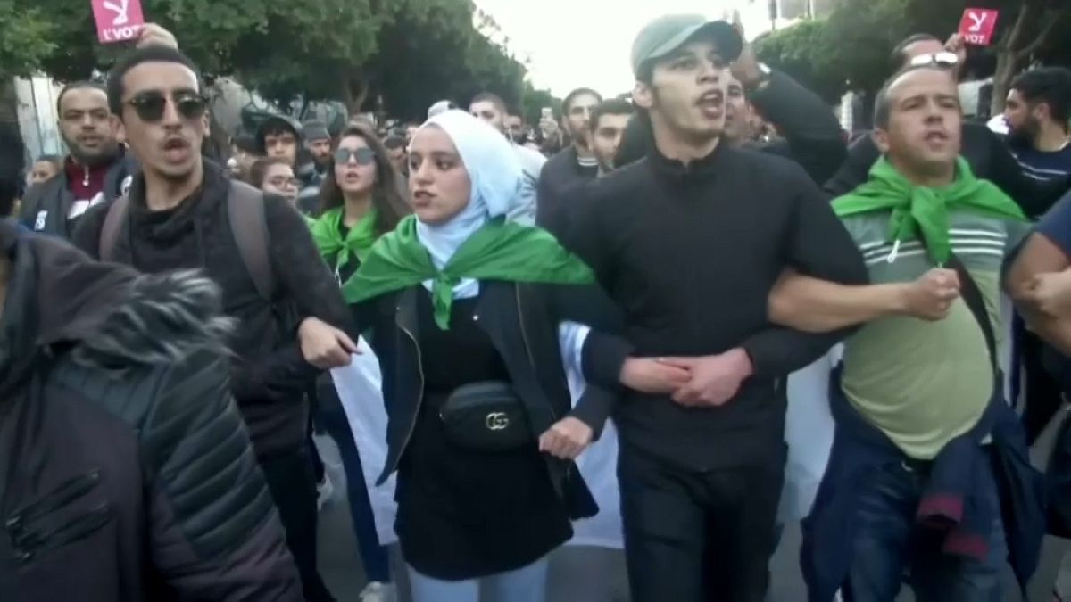 Manifestantes durante una protesta este jueves en Argelia 