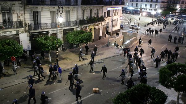 Gewalt überschattet Präsidentenwahl in Algerien Gewalt überschattet Präsidentenwahl in Algerien