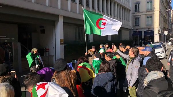 شاهد: مظاهرة أمام القنصلية الجزائرية في ليون احتجاجا على الانتخابات الرئاسية شاهد: مظاهرة أمام القنصلية الجزائرية في ليون احتجاجا على الانتخابات الرئاسية
