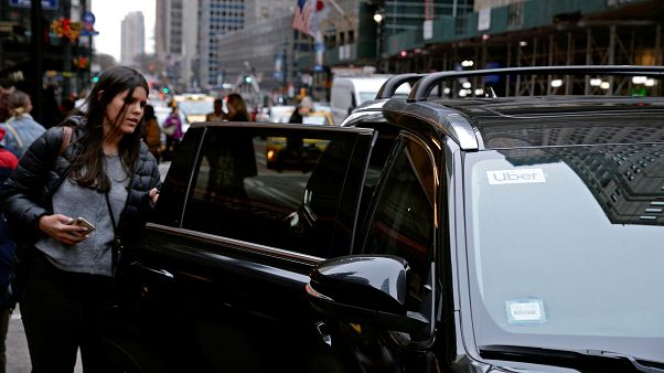 New York'ta Uber araca binen bir kadın yolcu New York'ta Uber araca binen bir kadın yolcu