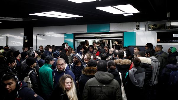 L'impatience monte au 9e jour de grève dans les transports parisiens L'impatience monte au 9e jour de grève dans les transports parisiens