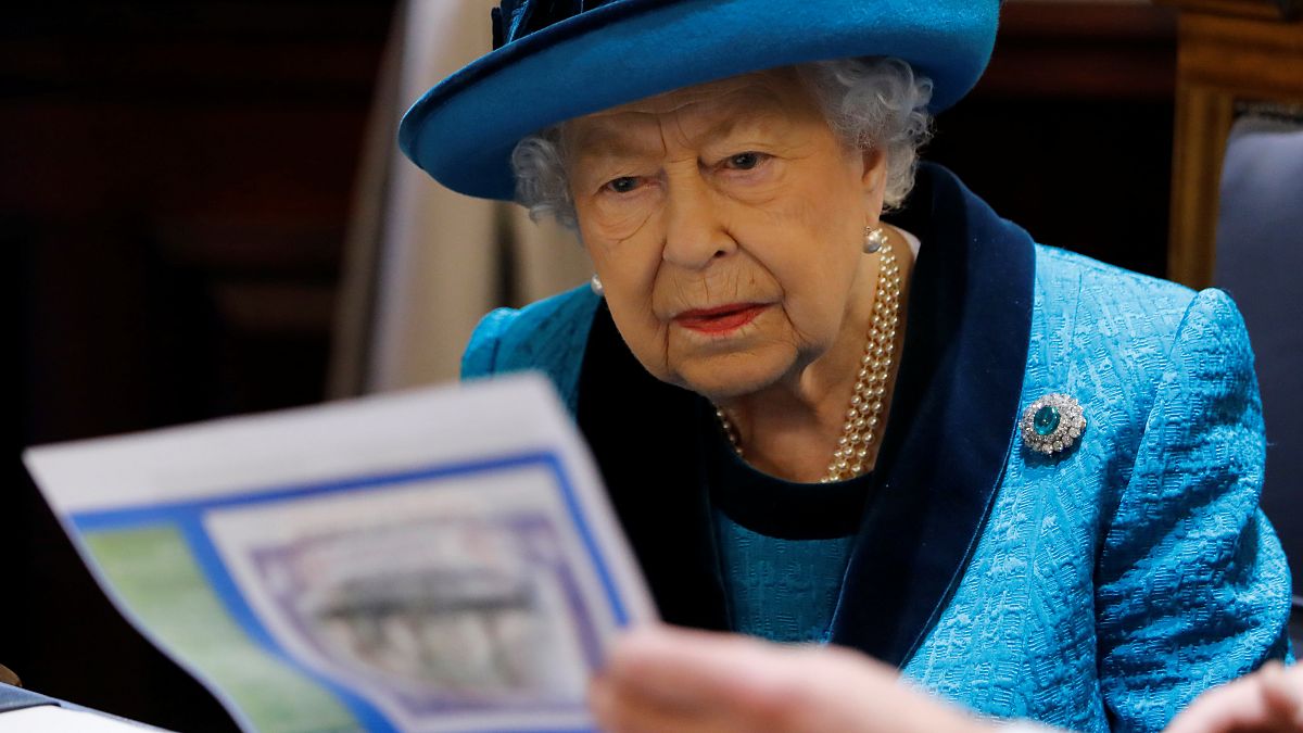 ملكة بريطانيا إليزابيث الثانية تستعين بـ"لينكد إن" بحثاً عن موظف "خاص"