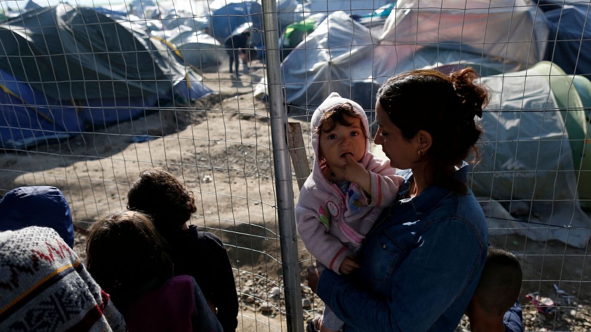 زنان در اردوگاه‌های پناهجویان در یونان؛ آب نمی‌خوریم تا شب‌ها توالت نرویم