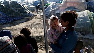 زنان در اردوگاه‌های پناهجویان در یونان؛ آب نمی‌خوریم تا شب‌ها توالت نرویم