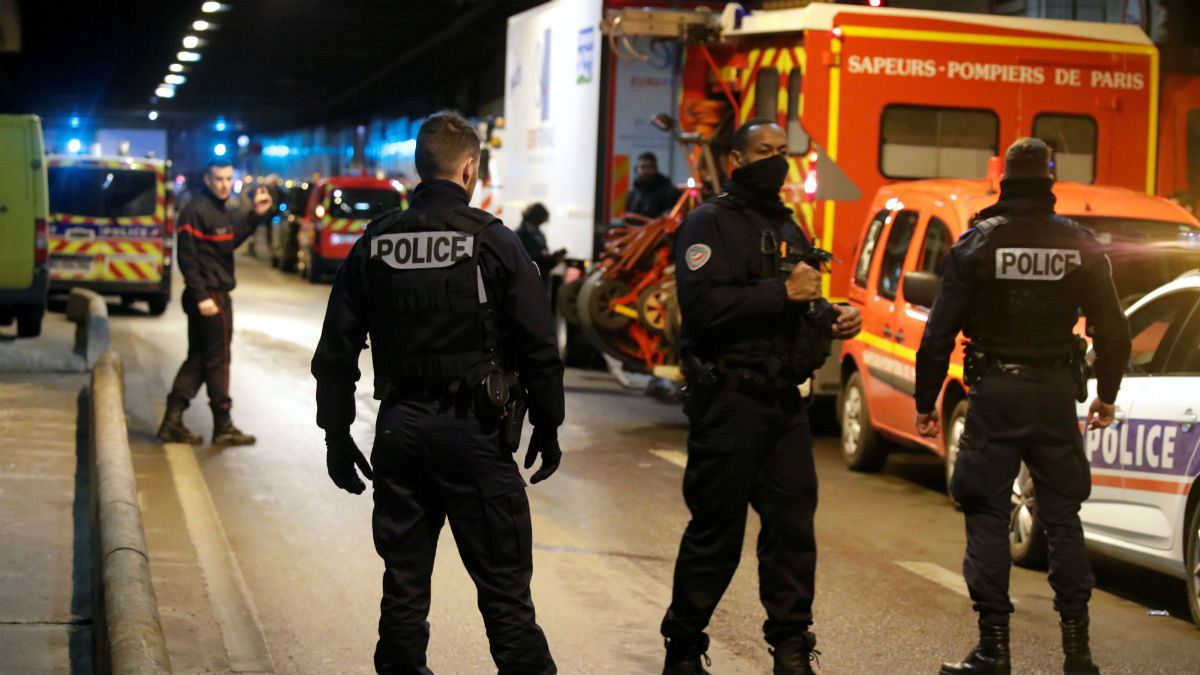 مردی که با چاقو ماموران را تهدید کرد به ضرب گلوله پلیس فرانسه کشته شد