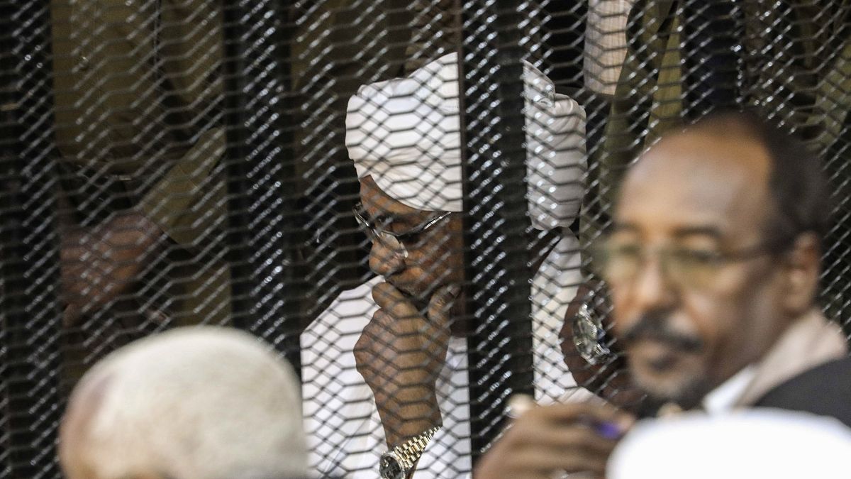 الرئيس السوداني المخلوع عمر حسن البشير داخل الكحكمة بالعاصمة الخرطوم بتهم غسيل الأموال والفساد