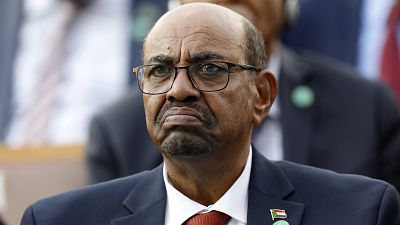 Ex-presidente Omar al-Bashir condenado a dois anos por corrupção