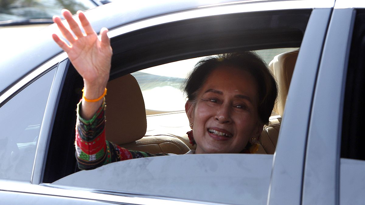 Myanmar lideri Suu Kyi, Uluslararası Adalet Divanı'ndaki soykırım suçlamalarına karşı ülkesini savunduktan sonra ülkeye döndü. Suu Kyi, görkemli bir törenle karşılandı